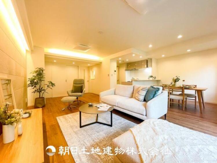 居間 リビングにはみんなが集い、食事や楽しい会話が始まる。
