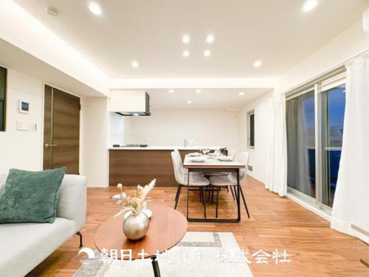 居間 大切なご家族、招いた友人と過ごすひと時を溢れる光が優しく包み込む空間。