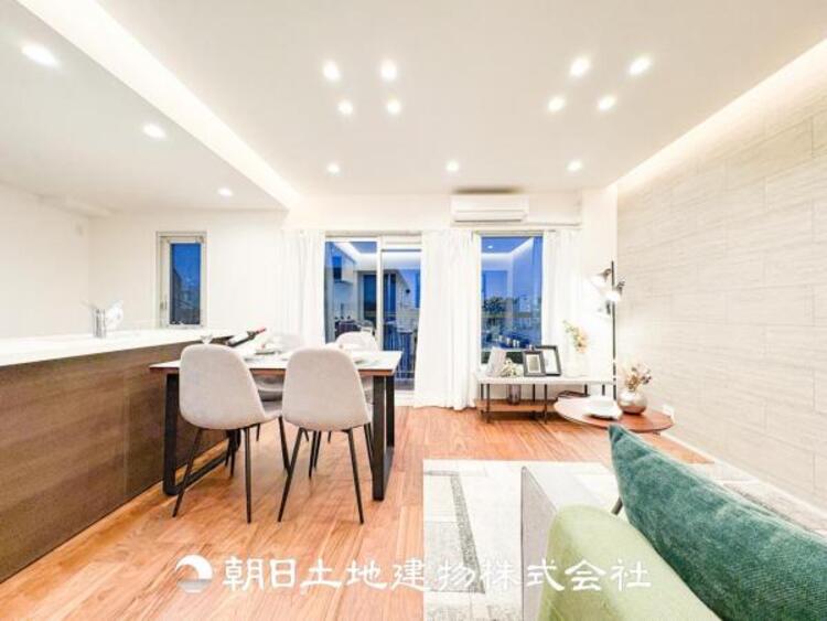 居間 大切な人とともに、心穏やかに過ごすひとときになるリビング。