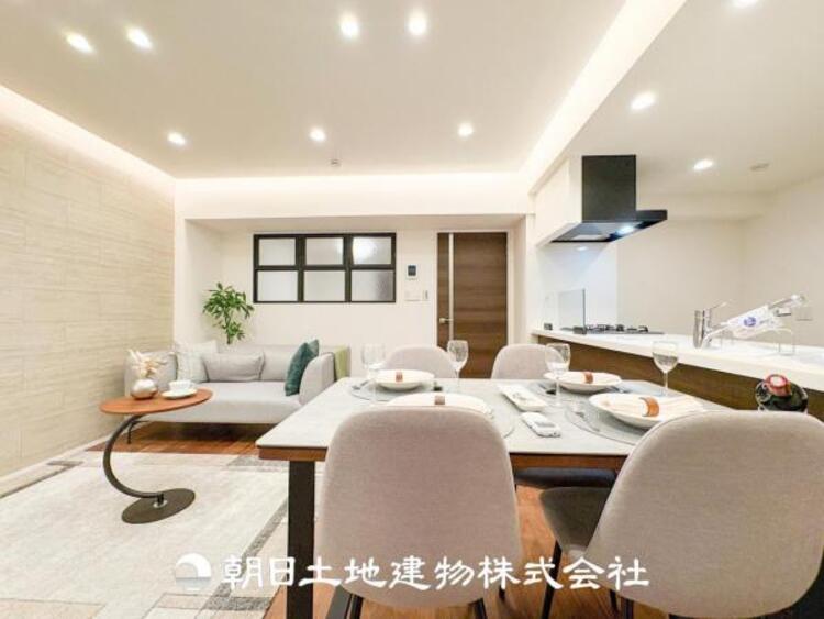 居間 リビングにはみんなが集い、食事や楽しい会話が始まる。