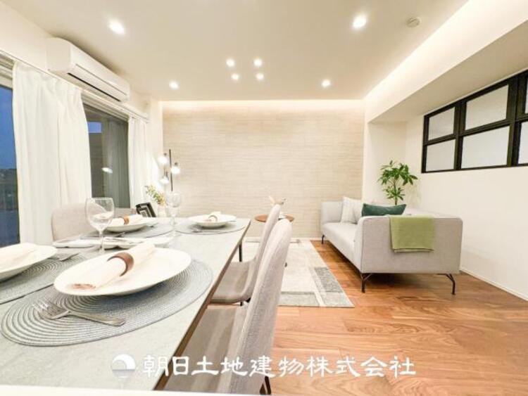 居間 大切なご家族、招いた友人と過ごすひと時を溢れる光が優しく包み込む空間。