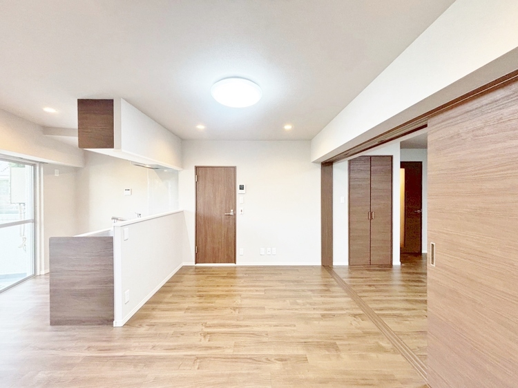 居間 飾り過ぎないシンプルな内装と偏り過ぎないデザインで統一しました。