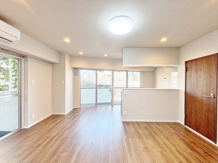 居間 快適に過ごす毎日を求めて、暮らしの中でご自身の「マイホーム」に創り上げてください。