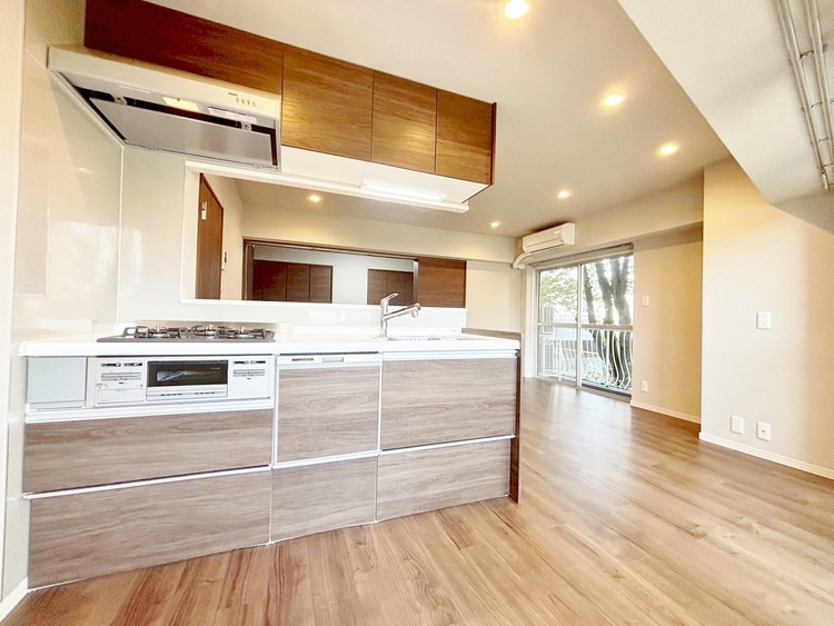 キッチン スマートな意匠と充実の機能を備えたキッチンが、暮らしにおいしい彩りを添えます。