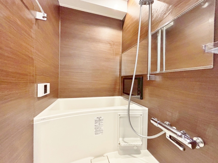 風呂 一日の疲れを癒すバスルームは、心地よいリラックスを叶える清潔感溢れる空間です。