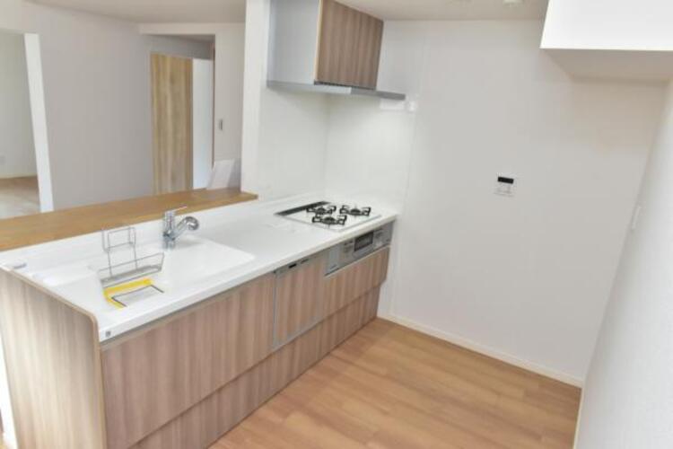 キッチン リビング全体が見渡せる対面式システムキッチン。お子様達がいつもママのそばにいられる安心感も生まれます。食事の用意をしながらご家族との会話も弾み笑顔溢れる空間です。