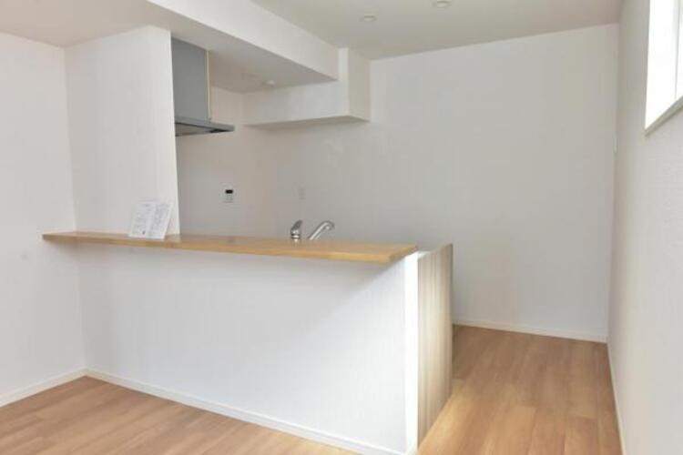 キッチン 広々としたキッチンスペース。食洗機と浄水器が付き、収納力もあるキッチンはお料理が捗ります。