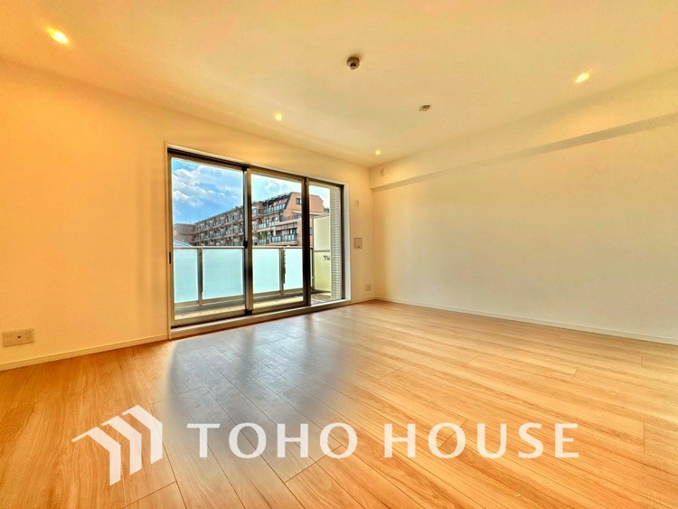 内装 【living】居心地のいい暮らしには欠かせない眩い採光。ゆったりとした幅の窓からこの空間に降り注ぐ採光が絶えない。明るいリビングこそ居心地のいい暮らしが待っているのだと思う。