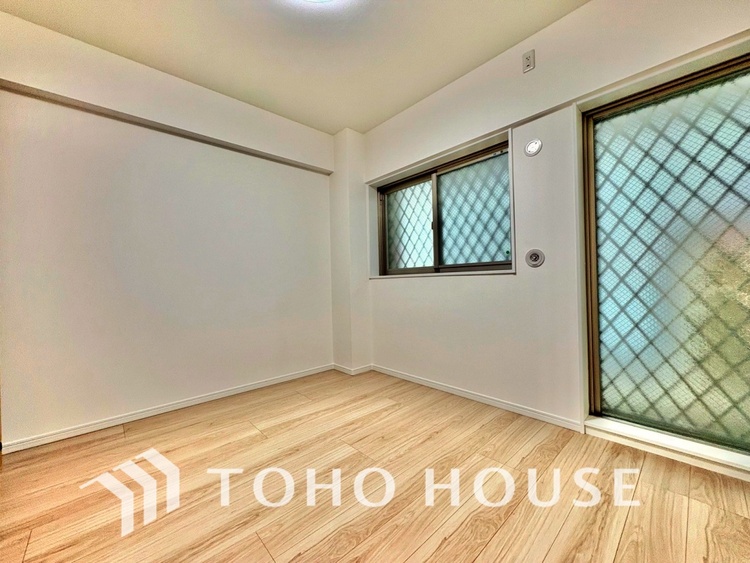 内装 風の通り道。舞い込んでくる風が優しく躍り、室内に爽やかな空気を運んでくる。そこに季節の息吹を感じて、いまがどんな季節なのかを実感する。