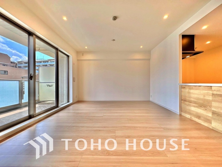 内装 叶えたかったのは落ち着きのあるナチュラルな風合い、そして開放感があるリビング。優雅な気分に浸れる幸せな時間を家族が自然と集まりたくなるこの空間で。