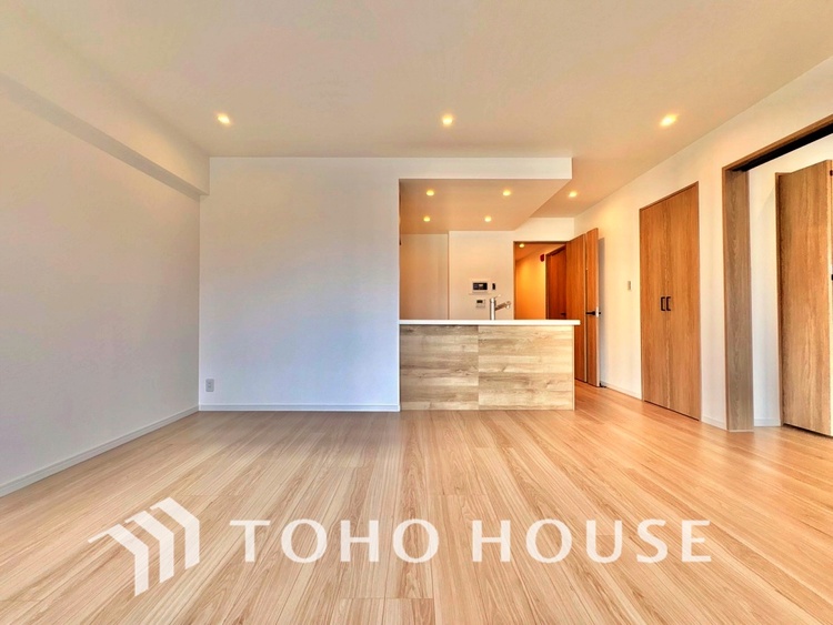 内装 ◆サンサンと◆差し込む太陽の光がこのリビングに笑いをもたらす。ソファの上のクッションがポカポカした暖気にぬくぬくと微睡んでいる。