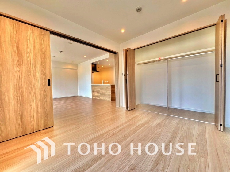 内装 使いやすく、明るい和室。子供部屋や趣味のお部屋にご利用できます。ご自身で家具などを配置し、素敵な空間を創り上げられます。