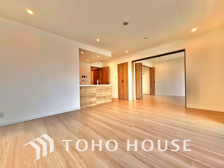 内装 ◆瀟洒な空間◆落ち着きのある彩が見事に調和させた瀟洒な空間を演出。ここに集まる家族の会話と笑顔が絶え間なく続く幸せな空間。