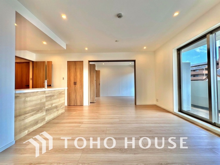 内装 ここはみんなが集い、食事と楽しい会話が始まる場所。話に夢中になりすぎて、ついつい時を忘れ、夜半過ぎになってしまう。そんな束の間の幸せを感じさせてくれます。