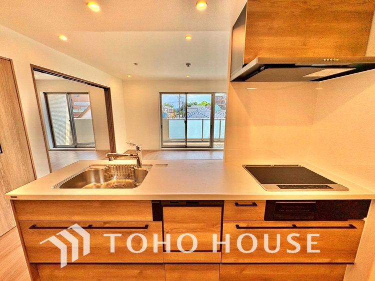 キッチン 手元の収納から、足元の収納までが全てスライド式で、奥のスペースまで有効に活用できます。奥まで上から見渡せるので、たまにしか使わない調理器具もサッと取出せます。