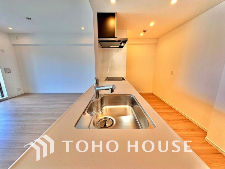 キッチン ◆愛育◆キッチンは家族の絆を育む大切な空間。シンプルで使い易いSystemKitchenで愉しく作る料理は愛情のある美味しいご馳走に。家族で使える広々としたダイニングキッチンです。