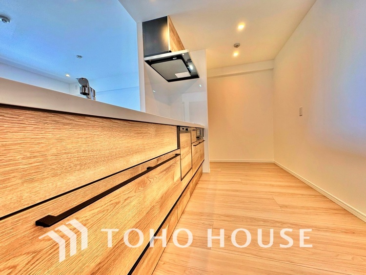 キッチン キッチンは家族の絆を育む大切な空間。シンプルで使い易いシステムキッチンで愉しく作る料理は愛情のある美味しいご馳走に。家族で使えるダイニングキッチンです。