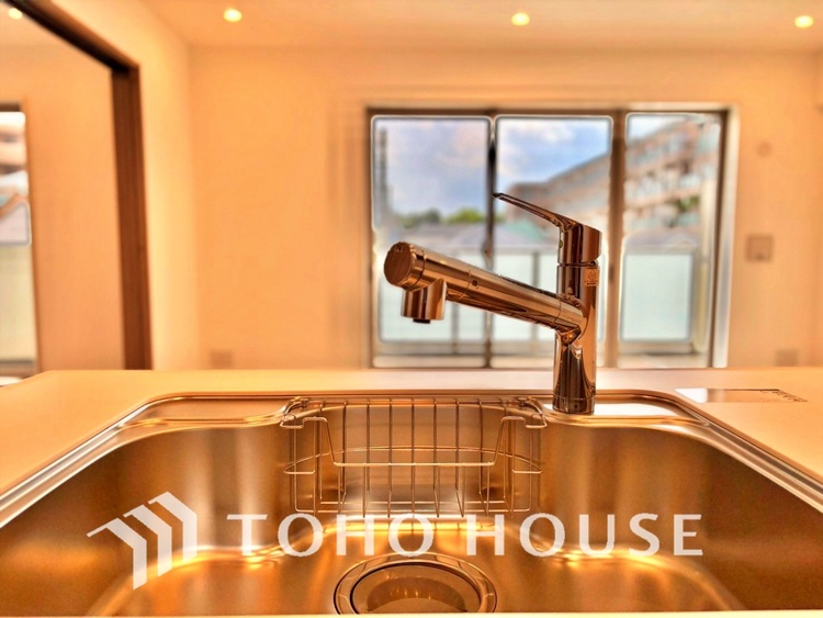 キッチン 広々としたキッチンのシンクは、料理の準備と片付けを楽にし、使いやすさを最大限に引き立てます。