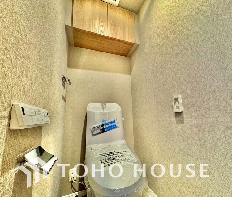 トイレ 清潔感あるホワイト調のクロスと温もり溢れるモダンカラーの床材が見事に調和した本邸宅は、毎日の生活を少しでも快適に過ごして頂ける様に落ち着いた雰囲気作りから行っています。