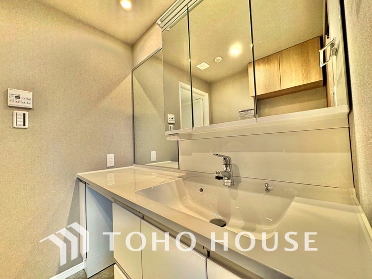 洗面 気持ちの良い朝をつくりだし、夕方には笑顔を取り戻させてくれるミラー。パウダールームはいつでも本来の自分を取り戻せる空間。明るく仕上げてあります。