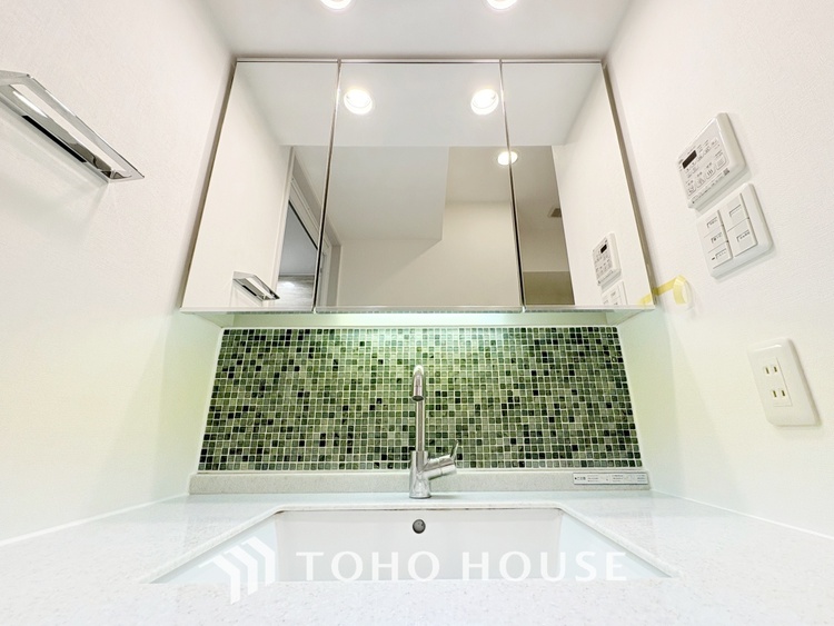 洗面 【WASHROOM】◆快適◆煌びやかな暮らしの中にも忘れたくない快適さ。大きな収納が助けてくれます。