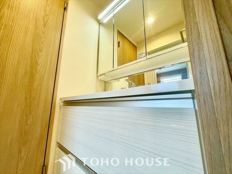 洗面 【WASHROOM】◆快適◆煌びやかな暮らしの中にも忘れたくない快適さ。大きな収納が助けてくれます。