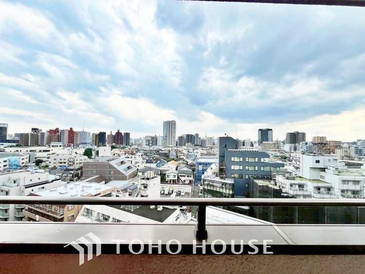 その他 【BALCONY】◆BLUE SKY◆自然の心地よさに包まれる。大開口の外に広がるのは爽やかな青空。