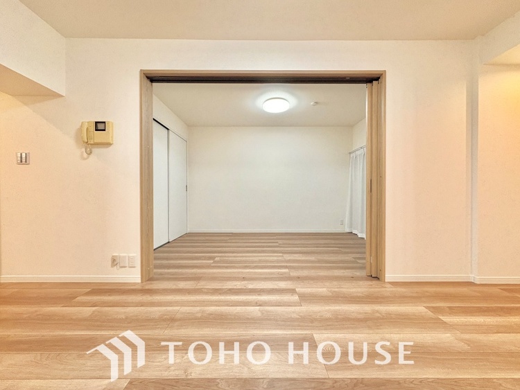 内装 ◆サンサンと◆差し込む太陽の光がこのリビングに笑いをもたらす。ソファの上のクッションがポカポカした暖気にぬくぬくと微睡んでいる。