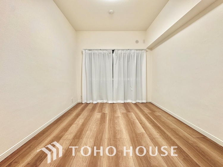 内装 使いやすく、明るい洋室に仕上がります。子供部屋や趣味のお部屋にご利用できます。ご自身で家具などを配置し、素敵な空間を創り上げられます。