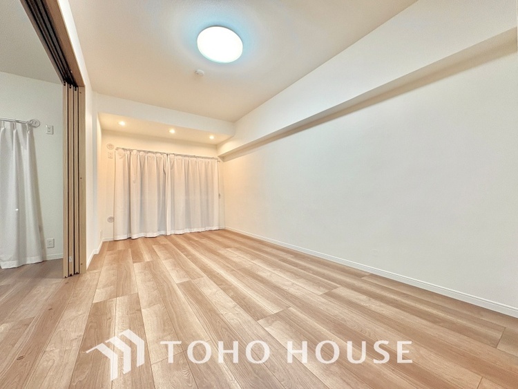 内装 ここはみんなが集い、食事と楽しい会話が始まる場所。話に夢中になりすぎて、ついつい時を忘れ、夜半過ぎになってしまう。そんな束の間の幸せを感じさせてくれます。