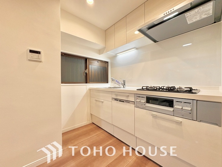 キッチン 手元の収納から、足元の収納までが全てスライド式で、奥のスペースまで有効に活用できます。奥まで上から見渡せるので、たまにしか使わない調理器具もサッと取出せます。