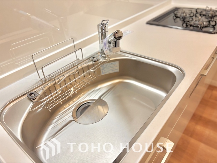 キッチン ◆愛育◆キッチンは家族の絆を育む大切な空間。シンプルで使い易いSystemKitchenで愉しく作る料理は愛情のある美味しいご馳走に。家族で使える広々としたダイニングキッチンです。