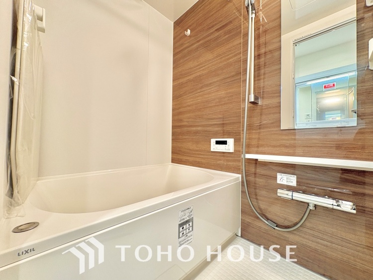 風呂 【浴室】《一日の疲れを落としてくれる場所は、落ち着く場所でなければならない》　高級感溢れるカラーと大きさ・柔らかな曲線で構成された半身浴も楽しめるバスタブが心地よさをもたらします。