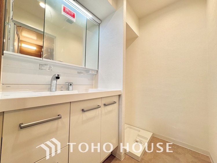 洗面 気持ちの良い朝をつくりだし、夕方には笑顔を取り戻させてくれるミラー。パウダールームはいつでも本来の自分を取り戻せる空間。明るく仕上げてあります。