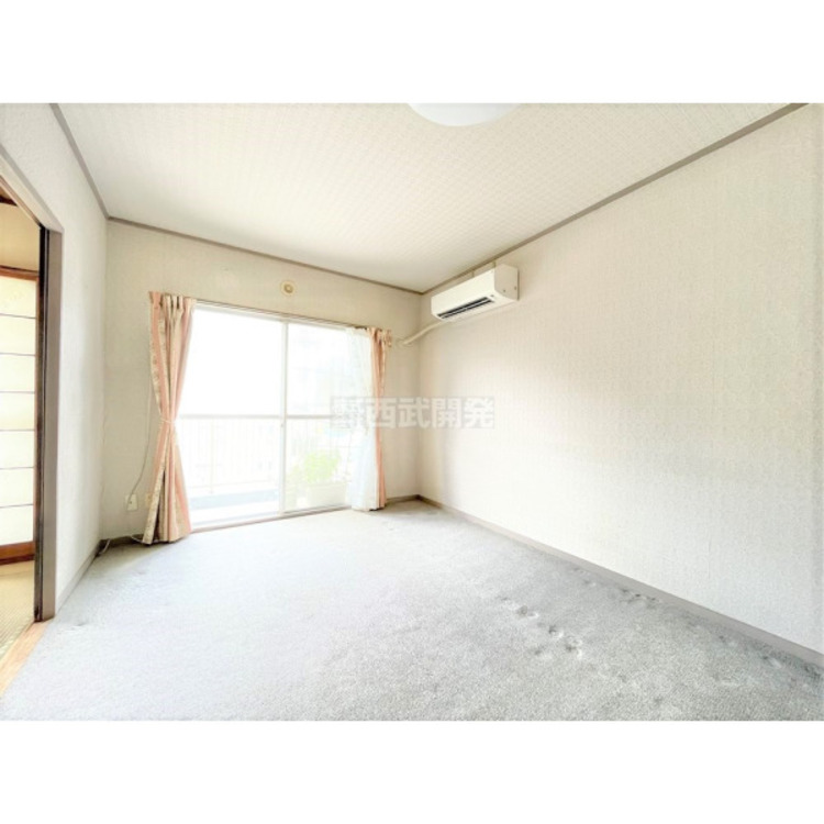 居間 溢れる陽光でご家族の笑顔も輝く