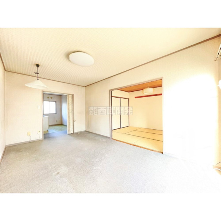 居間 明るい陽射しの射し込む室内は自然と笑顔が溢れます