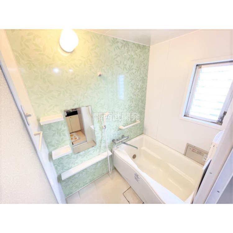 風呂 風通しのよい窓のある浴室はお手入れがしやすいですね