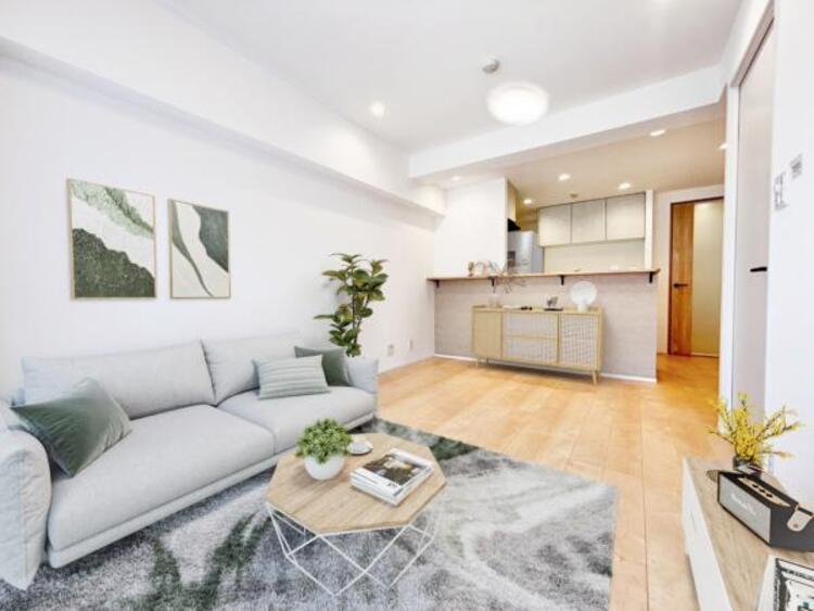 居間 リビング（配置してある家具はCGによるイメージです）ソファーやダイニングテーブルを置いてもゆとりのある広々リビングです。ご家族みなさんで寛げる空間をぜひ現地で体感してみてください。