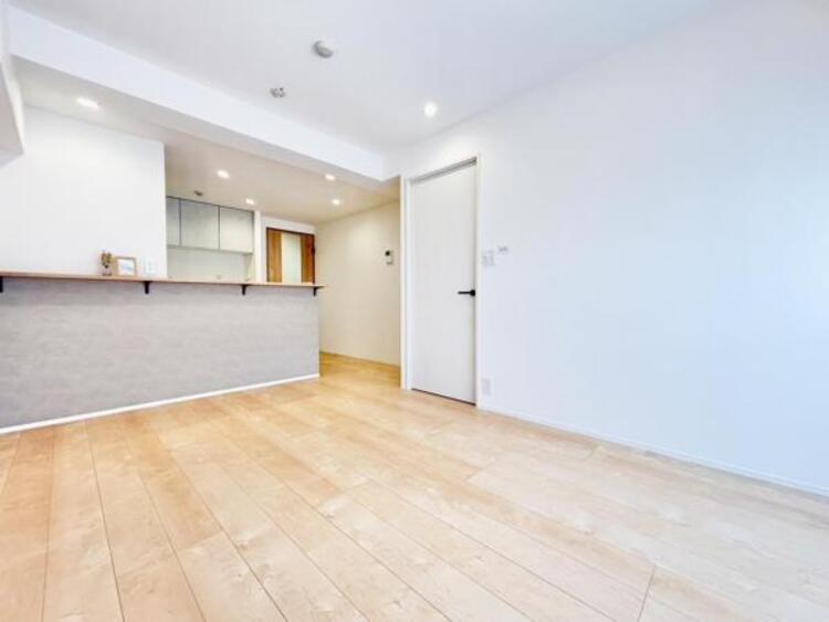 居間 くつろげるリビングは話に夢中になりすぎて時間を忘れてしまう。そんな束の間の幸せを感じられる空間です。