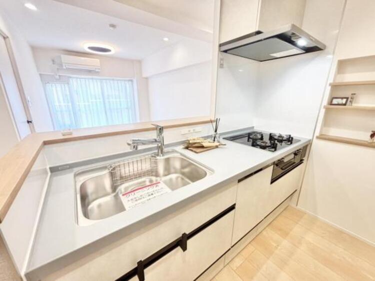 キッチン 広々システムキッチンは2人で立っても窮屈さを感じさせません。お休みの日にご家族みんなでお料理を楽しめます。