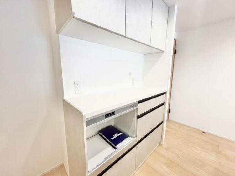キッチン システムキッチンには、「引き出し棚」「吊戸棚」など、収納タップリです。