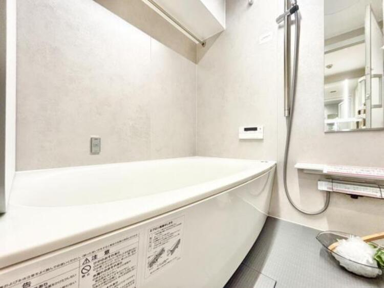 風呂 跨ぎ易い浴槽や高さの変えられるシャワーヘッドは老若男女に対応した嬉しい仕様です。