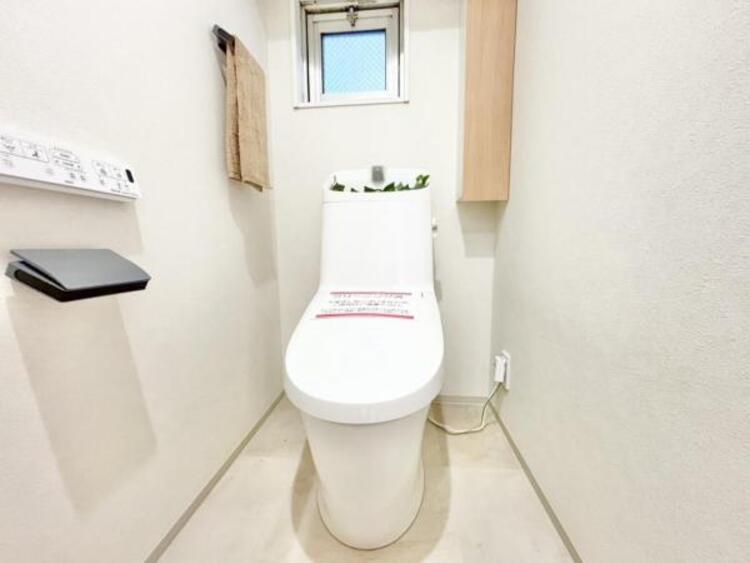 トイレ 白を基調としたウォシュレットトイレは清潔感あるプライベート空間を演出します。