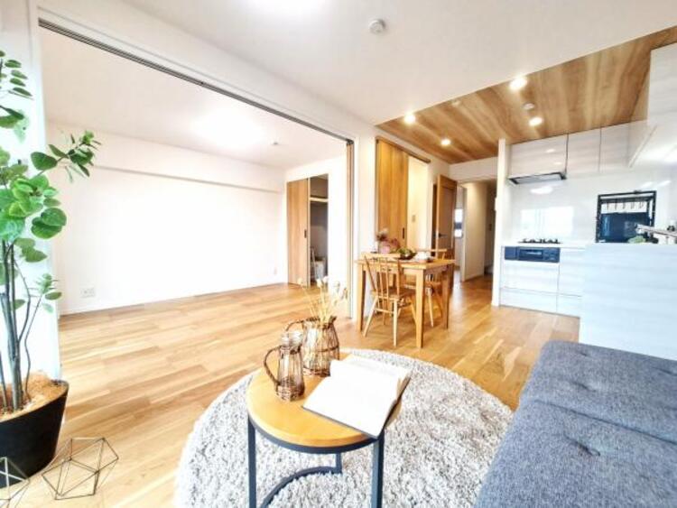 居間 落ち着きのあるリビングです。引戸を開ければ広々とした空間としてもお使いいただけます。