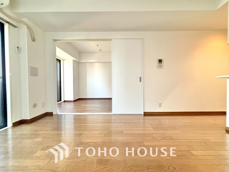 内装 忙しい朝でも、しっかり家族が揃って食事をして頂けるゆとりある大きさのダイニングスペース。リビングと和室の続き間は急な来客時になど使い勝手が良いです。実際の空間を体感してみて下さい！