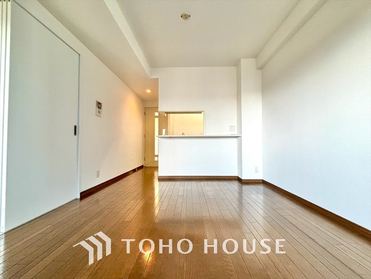 内装 居心地のいい暮らしには欠かせない眩い採光。ゆったりとした幅の窓からこの空間に降り注ぐ採光が絶えない。明るいリビングこそ居心地のいい暮らしが待っているのだと思う。