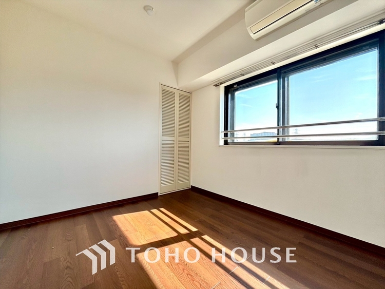 内装 風の通り道。舞い込んでくる風が優しく躍り、室内に爽やかな空気を運んでくる。そこに季節の息吹を感じて、いまがどんな季節なのかを実感する。