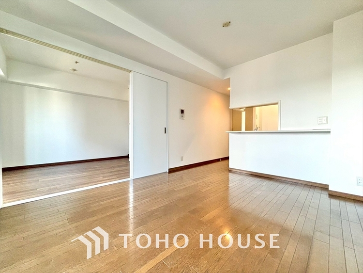 内装 叶えたかったのは落ち着きのあるナチュラルな風合い、そして開放感があるリビング。優雅な気分に浸れる幸せな時間を家族が自然と集まりたくなるこの空間で。