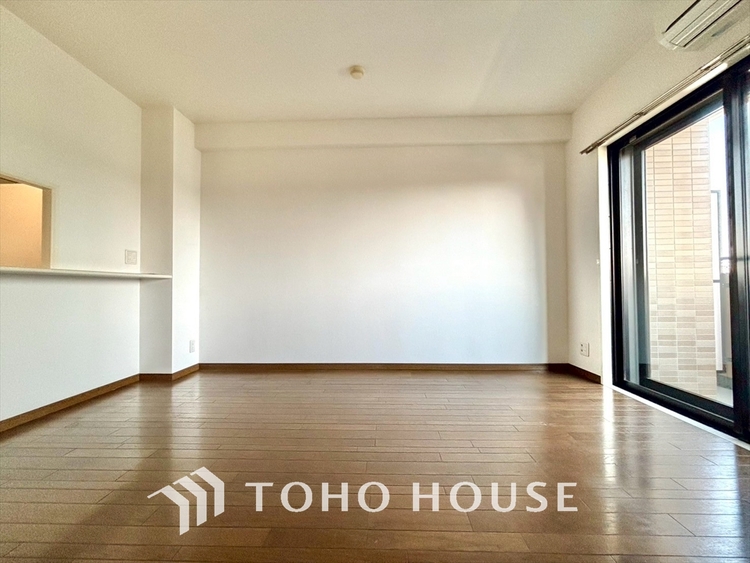 内装 ◆サンサンと◆差し込む太陽の光がこのリビングに笑いをもたらす。ソファの上のクッションがポカポカした暖気にぬくぬくと微睡んでいる。