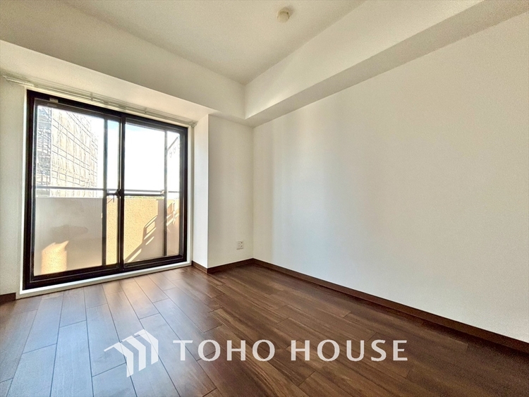 内装 使いやすく、明るい洋室に仕上がります。子供部屋や趣味のお部屋にご利用できます。ご自身で家具などを配置し、素敵な空間を創り上げられます。